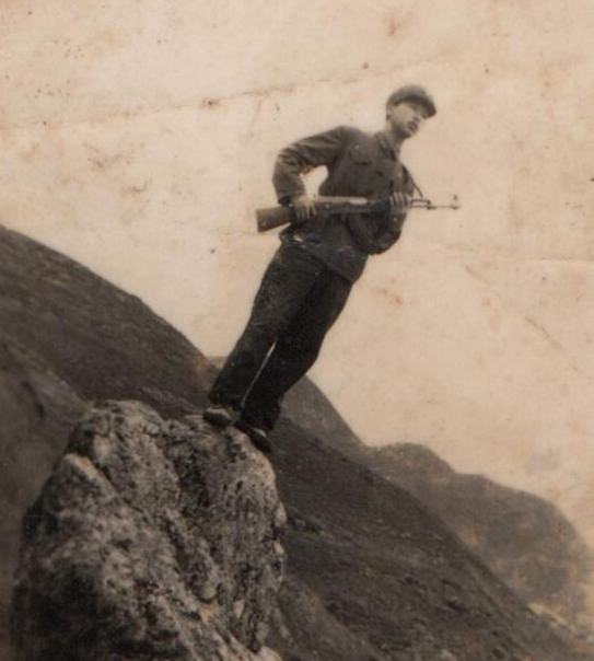 容平勋老董事长上世纪70年代持枪的照片 容平勋老董事长上世纪70年代持枪的照片