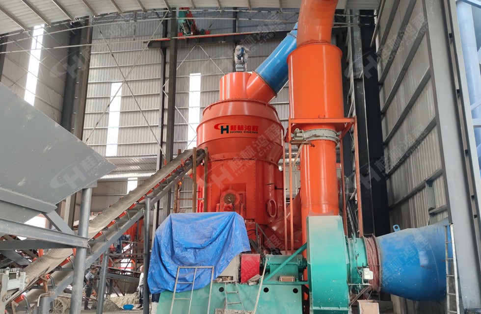 石灰石直接磨粉300目产量多少吨？hlm2600鸿程石灰石粉立磨参数