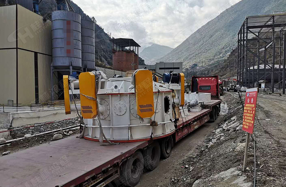 桂林鸿程董事长容栋国、总经理林总亲临磨机安装现场指导工作