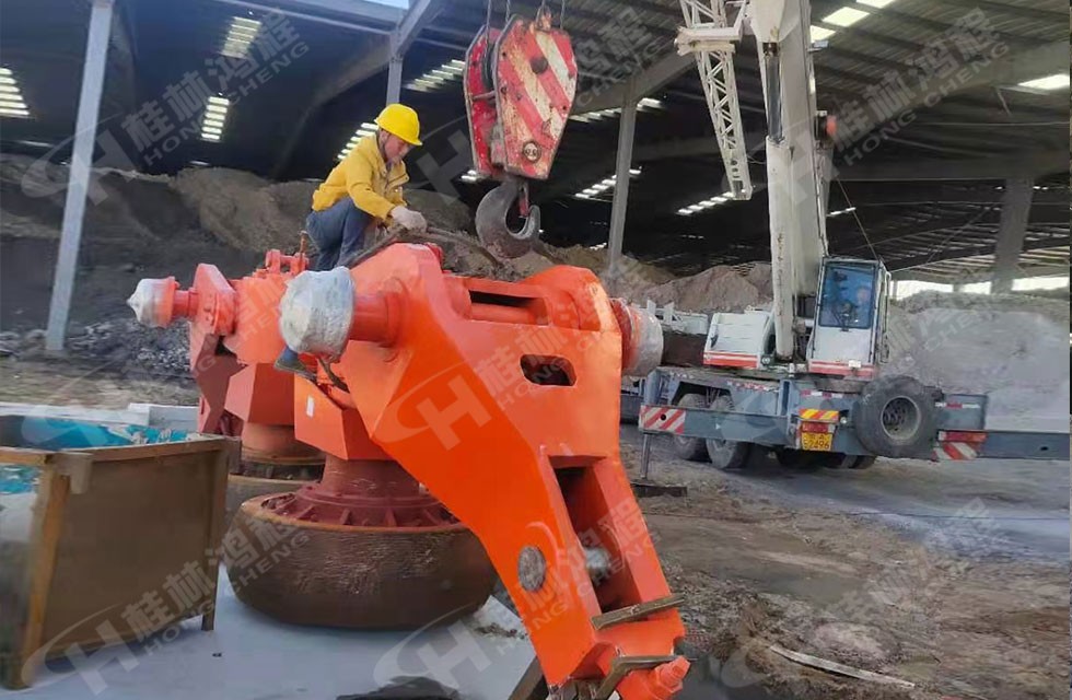 1621233992448063.jpg 2021-5-17-高岭土立磨第5台抵达客户现场-超牌-4.jpg